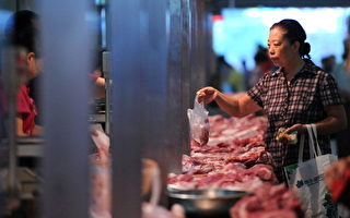 最近一個月來，中國大陸成品糧價格加速上漲。目前，全國牛肉價格也大幅高於去年同期，同比漲幅接近30％；食用油價格瘋漲。面對不斷上漲的物價，大陸民眾無奈戲謔「漲勢喜人」。圖為南京市民在市場購買肉類產品。（ChinaFotoPress/Getty Images）