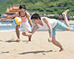 《螺丝小姐要出嫁》去北海岸取景拍摄，邱泽与赵骏亚在沙滩PK排球。(图/台视提供)
