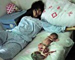 這是2012年6月在大陸網站上流傳的照片。被強行墮胎的馮建梅，望着床上的嬰兒死胎，欲哭無淚。很多女法輪功學員也遭受了更為慘烈的折磨。（互聯網）