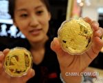 北京金一文化发展股份有限公司在中秋前夕推出了多款用真金白银制造的月饼(网络图片)