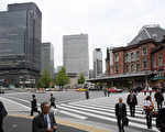 有百年历史的日本东京车站红楼建筑经过5年整修，恢复当年华丽风貌，预定10月全面开放。图为东京车站红楼（右）摄于2007年4月24日。（KAZUHIRO NOGI/AFP/Getty Images）