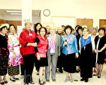 帕克护理中心总监Georgiene Kenny（左六）、经理Maureen Schneider（左四）、帕克护理中心华裔专员林丽芬（左五）和中心耆老欢度中秋。（摄影：陈天成/大纪元）