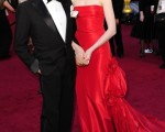 时装设计大师华伦天奴•格拉瓦尼（Valentino Garavani）和女星安妮•海瑟薇（Anne Hathaway）出席第83届奥斯卡典礼的资料画面。（图/Getty Images）