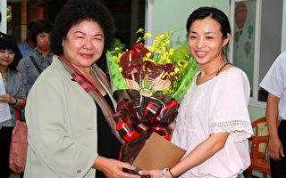 高雄市长陈菊27日致赠仁武特教团队火鹤花束，感谢大家的辛劳付出。（高雄市政府提供）