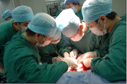 2007年11月2日，首都医科大学附属北京佑安医院院长李宁（右二）在该院为患者施行肝移植手术（中国器官移植网）