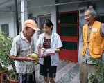 署苗医爱心月饼  分送独居老人