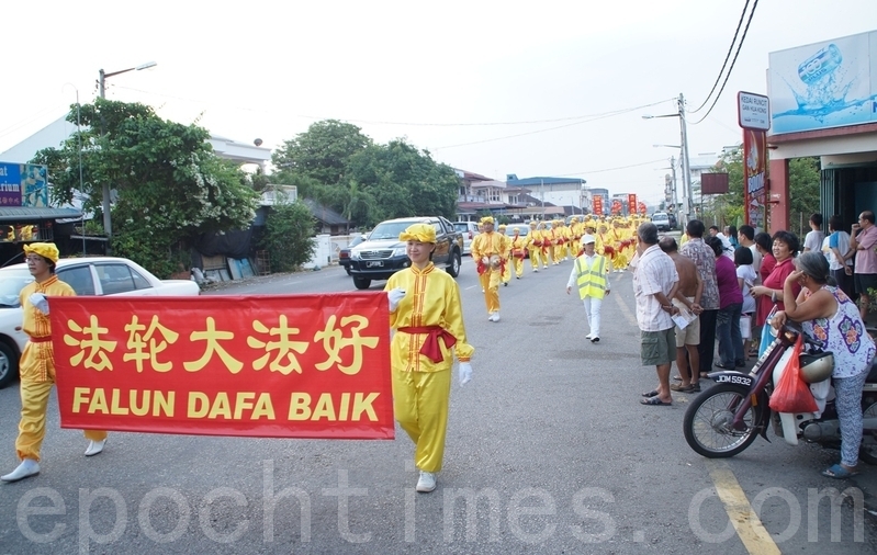 昔加末市居民觀賞腰鼓隊遊行。(攝影:滕飛/大紀元)