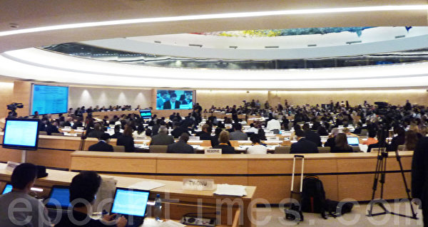 9月18日,两个国际非政府组织在联合国人权大会上提出要求联合国紧急调查发生在中国的法轮功学员器官被活摘及被盗卖的人权惨案,与会的各国驻联合国代表 及非政府组织成员听取报告后深感震惊。当日会议议程是世界190多个国家的代表和在联合国获得观察员身份的200多人权组织代表听取国际驻联合国非政府组 织关注的世界人权焦点议题。(大纪元图片) 9月18日,两个国际非政府组织在联合国人权大会上提出要求联合国紧急调查发生在中国的法轮功学员器官被活摘及被盗卖的人权惨案,与会的各国驻联合国代表 及非政府组织成员听取报告后深感震惊。当日会议议程是世界190多个国家的代表和在联合国获得观察员身份的200多人权组织代表听取国际驻联合国非政府组 织关注的世界人权焦点议题。(大纪元图片)