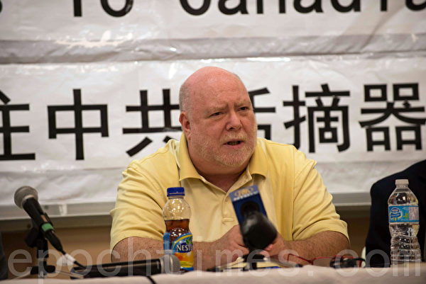 加拿大反虐待警示中心副总裁兼首席营运官Sanderson Layng称,摘取器官不是离我们很远的事,我们都是地球村的一部分。(摄影:Matthew Little/大纪元) 加拿大反虐待警示中心副总裁兼首席营运官Sanderson Layng称,摘取器官不是离我们很远的事,我们都是地球村的一部分。(摄影:Matthew Little/大纪元)