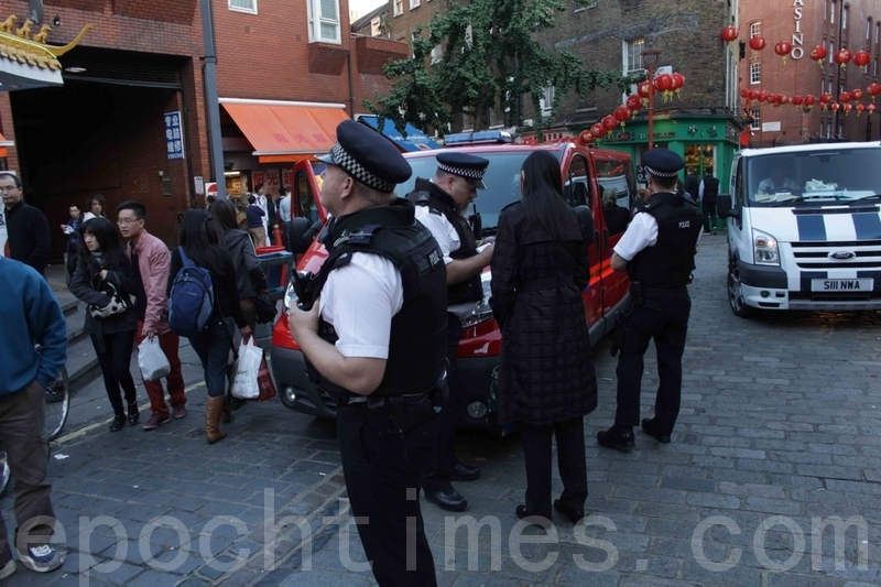 警方街道报案后迅速赶到现场,向目击者取证调查。(摄影:冠奇/大纪元)