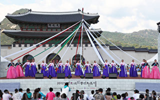 组图：韩国中秋节展现古朴民风