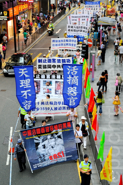 组图二:香港国殇日退党大游行 大陆客赞!