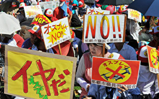 由于鱼鹰机在摩洛哥和美国曾发生坠机事件，引发冲绳居民忧心，9月9日有上万人参与反对部署鱼鹰的抗议活动。(JIJI PRESS/AFP/GettyImages)