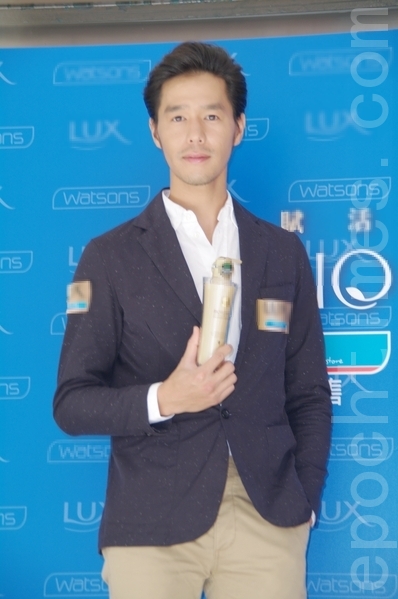 丁春诚近来戏剧邀约不断,其帅气的外表和贵族气质让许多女性粉丝留下了深刻印象。(摄影:黄宗茂/大纪元) 丁春诚近来戏剧邀约不断,其帅气的外表和贵族气质让许多女性粉丝留下了深刻印象。(摄影:黄宗茂/大纪元)