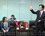 台南市长赖清德表示，他是夏川里美（左前）的头号粉丝。（摄影：赖友容／大纪元）
