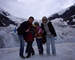 去年七月李東興全家福在加拿大西北部的冰河區。（圖片：李東興提供）