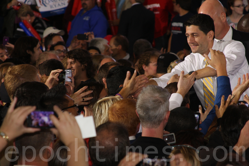 美国共和党副总统候选人员瑞安(Paul Ryan)(右)10月9日在美国密西根州罗彻斯特市的奥克兰大学,接受了密西根法轮大法佛学会代表递交的信函。(摄影:尹婉/大纪元)