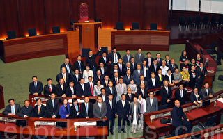 港新一屆立會宣誓就職 泛民議員高喊反共