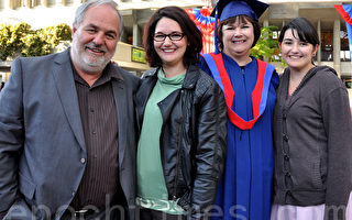 圖：Sandi Haynes與丈夫和兩名校友女兒 （SFU提供圖片）