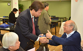 任柏年拜會大紐約日間保健中心