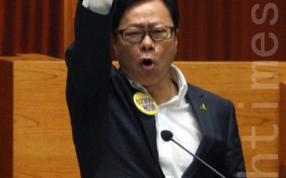 香港立法會議員宣誓就職 再以行動「反共」