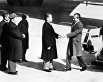 1972年2月21到28日，时任美国总统的尼克松访华，为了掩盖中国经济面临崩溃边缘的真实情况，周恩来主掌的国务院亲自导演了一场造假闹剧。图为中国总理周恩来欢迎尼克松访华。（AFP）
