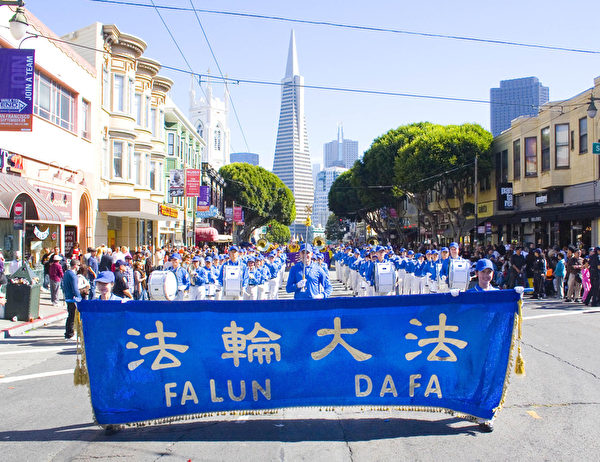 二零一二年十月七日,北加州法輪功學員應邀參加了舊金山一年一度的哥倫布節慶遊行。祥和壯觀的隊伍受到沿途觀眾的熱烈歡迎。 二零一二年十月七日,北加州法輪功學員應邀參加了舊金山一年一度的哥倫布節慶遊行。祥和壯觀的隊伍受到沿途觀眾的熱烈歡迎。