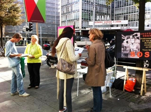 從二零一二年十月六日起,瑞士法輪功學員在國際都市日內瓦、首都伯爾尼等地開始舉辦徵集簽名活動,揭露中共活摘法輪功學員器官的暴行,並呼籲聯合國對此暴行進行獨立調查。