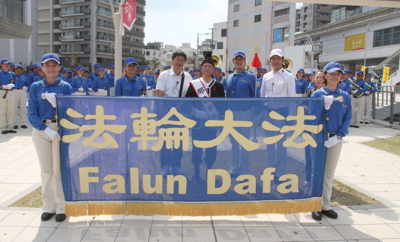 二零一二年十月六日~八日,台灣天國樂團首次亮相日本沖繩文化慶典活動,沖繩縣的那霸市長翁長雄志親自到樂團表示歡迎與感謝,並與天國樂團合影。