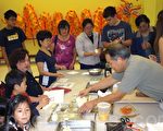 歡樂中文學校做月餅 體驗中國文化
