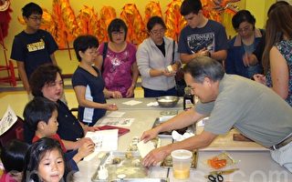 歡樂中文學校做月餅 體驗中國文化