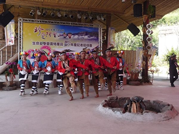 阿里山姑娘与勇士们歌舞庆小米丰收。  （摄影：苏泰安／大纪元）