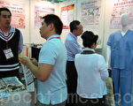 世展科技公司參加2012年台北紡織展參觀者詢問產品情形。（攝影：楊小敏 / 大紀元）