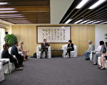 文化部长龙应台（右2）与 IDPF执行董事长麦考伊（右3）、哈泼柯林斯副总裁赫尔斯（左1）、台湾数位出版联盟理事长何飞鹏（右1）会谈交流。（摄影：徐翠玲 ／大纪元）