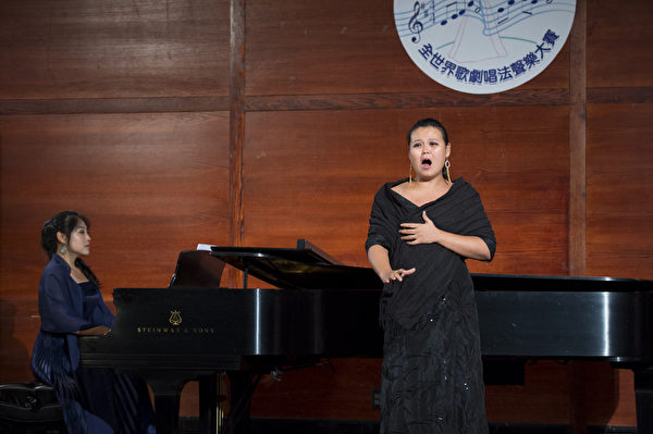 来自台湾的选手女高音左涵瀛在初赛上演唱 A.Catalani La Wally Ebben, neandro lontana E大调。(摄影﹕戴兵/大纪元)2 来自台湾的选手女高音左涵瀛在初赛上演唱 A.Catalani La Wally Ebben, neandro lontana E大调。(摄影﹕戴兵/大纪元)2