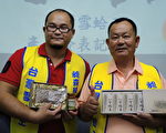 陈致远（左）返乡协助父亲陈国文（右）推广雪蛤产品。（摄影：王镜瑜 ／大纪元）