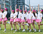 由10位大學生與都會上班族女性組成的啦啦隊，22日正式成軍，將為參與2012 LPGA台灣錦標賽的台灣球員加油打氣。（攝影：陳柏州／大紀元）