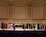 圖：著名男高音馬塞洛在「全世界歌劇唱法聲樂大賽」音樂會上，與所有參加決賽的選手同台演出。（攝影： 戴兵/ 大紀元）
