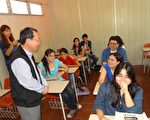 華語文能力測驗21日（當地時間）在薩爾瓦多舉行，中華民國駐薩大使陳新東（左立者）在考場與考生交談。（駐薩大使館提供）