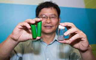 台灣科技大學化工系教授黃炳照展示鋰電池團隊開發的電極及電解質材料。（攝影：陳柏州／大紀元）