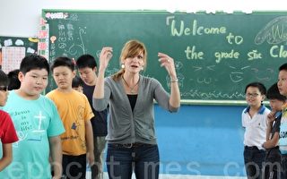 朝兴国小邀请外籍老师教英语，学生比手画脚不用翻译，克服内心对英语的恐惧。（摄影：郭益昌/大纪元）