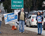图：10月24日，加州37号提案支持者在高速公路入口处举起支持37号法案的支持标牌，吸引人们支持这一提案。（摄影：周凤临／大纪元）