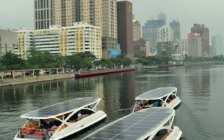 高雄市为了让爱之船不再耗油或仰赖电池，打造第2代太阳能船，百分之百以太阳能发电行驶。（高雄市政府提供）