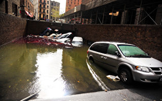 飓风桑迪挟带强风豪雨经过纽约，30日上午纽约曼哈顿下城风雨渐缓，潮水冲入地下停车场，淹没了一些车辆。（摄影：戴兵/大纪元）