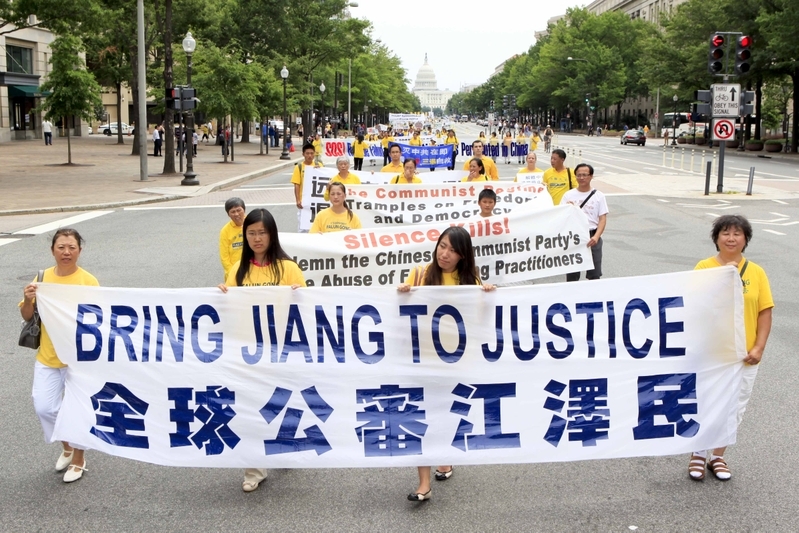 2012年7月13日,法輪功學員在美國首都集會,呼籲懲辦迫害法輪功的元兇江澤民、羅幹、周永康和劉京。(攝影:李明/大紀元)