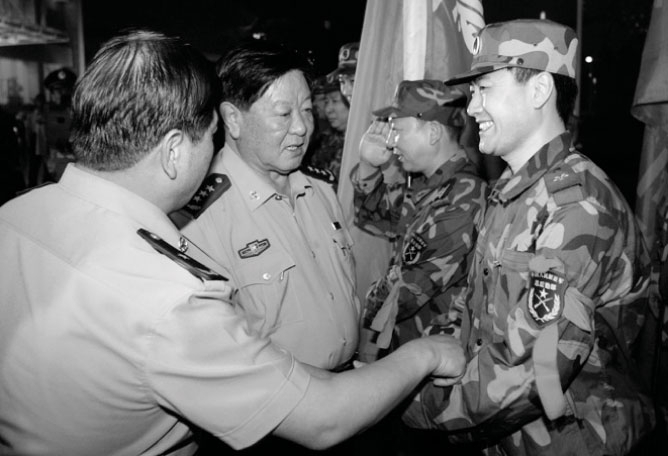 中共解放軍總後勤部政委孫大發(中)被舉報涉入活摘器官罪惡甚深。(新紀元資料室)