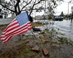 超级飓风桑迪给纽约带来前所未有的重创，狂风、暴雨、海潮，令许多人一夜间一无所有。图为2012年10月30日，纽约皇后区一处住宅区道路淹水。(Stan HONDA/AFP)