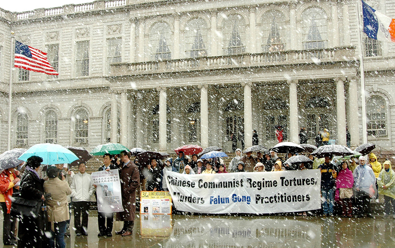 清明飛雪,千古奇冤。2006年4月5日紐約法輪功學員市府門前集會,抗議中共設集中營虐殺中國同胞。(新紀元資料室)