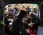 超級風暴桑迪蹂躪後，紐約1 日開始提供100萬份餐點，給低收入戶和長者。圖為31 日，紐約市皇后區關懷基金會提供食物給居民。（Spencer Platt/Getty Images）