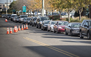 11月1日在新澤西州澤西市等待加油的汽車，排隊數英里。 (BRENDAN SMIALOWSKI/AFP/Getty Images)